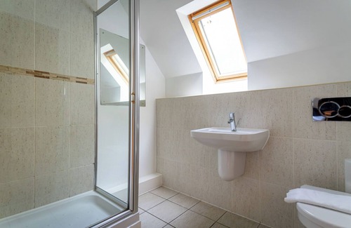 Farley Cabin | Ellastone; woodland lodge for 8 with hot tub, log burner, BBQ, near Alton Towers