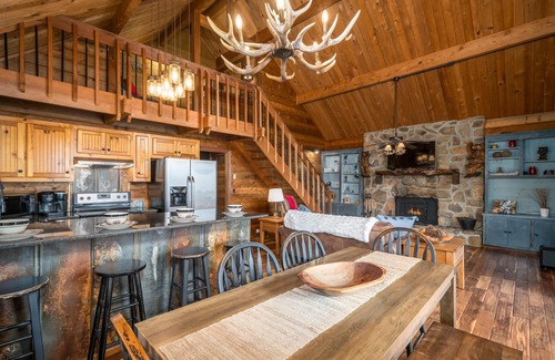 Walnut Mountain Cabin | Ellijay Mountain View Retreat|Fireplace|Patio|Mountain Top|Hot Tub|Game room