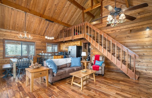 Walnut Mountain Cabin | Ellijay Mountain View Retreat|Fireplace|Patio|Mountain Top|Hot Tub|Game room