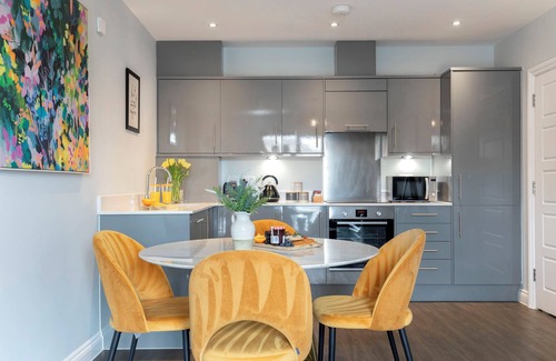 Gloucester Apartment | Elliot Oliver -Stylish 2 Bedroom Apartment With Parking In The Docks