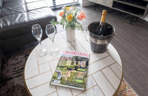 Gloucester Apartment | Elliot Oliver -Stylish 2 Bedroom Apartment With Parking In The Docks