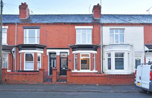 Crewe Apartment | Elm House by YourStays - Lovely home in Cheshire, quiet residential street