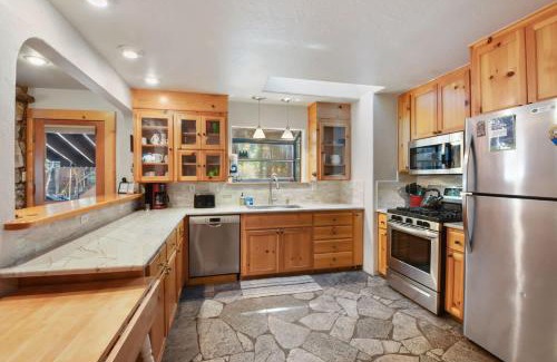 Tahoma House | Elm Street Getaway Sleeps 8