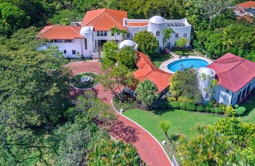 Sandy Lane House | Elsewhere is an exceptionally beautiful villa that sprawls on the Sandy Lane Estate