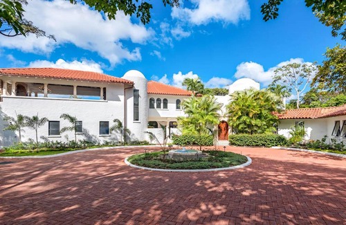 Sandy Lane House | Elsewhere is an exceptionally beautiful villa that sprawls on the Sandy Lane Estate