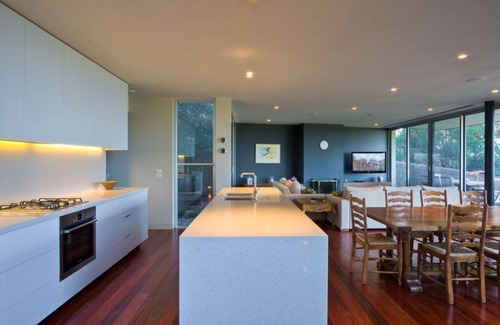 Mount Martha House | Emanjay: Walk to Beach, Million Dollar Bay Views! Mineral Spa