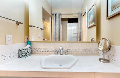 Newport Apartment | Embarcadero Bay View