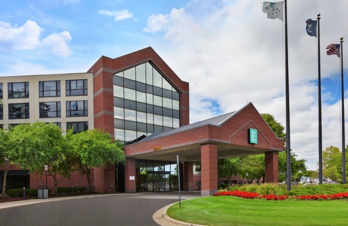 Auburn Hills Hotel | Embassy Suites by Hilton Auburn Hills