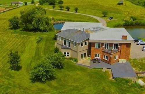 Halton Regional Municipality Villa | Embrace Spring in style on 25 acre of land with indoor heated swimming pool!