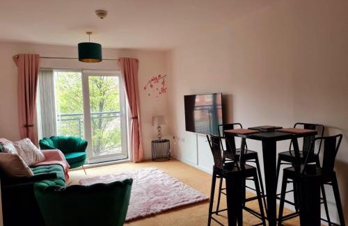 Warrington Apartment | Emerald Blossom-Central Warrington, Luxurious Yet Homely, WiFi, Secure Parking