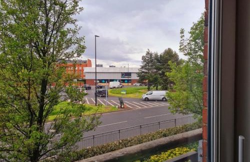 Warrington Apartment | Emerald Blossom-Central Warrington, Luxurious Yet Homely, WiFi, Secure Parking
