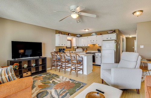 Emerald Isle Condo | Emerald Isle Condo Near Beach w/Screened Porch!