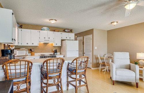 Emerald Isle Condo | Emerald Isle Condo Near Beach w/Screened Porch!