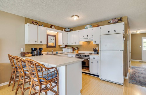 Emerald Isle Condo | Emerald Isle Condo Near Beach w/Screened Porch!