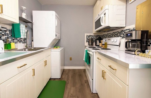 Tremont House | Emerald Oasis: Stunning Tremont 1BR Upper Unit by Christmas Story House | Parking 7 Min to Downtown
