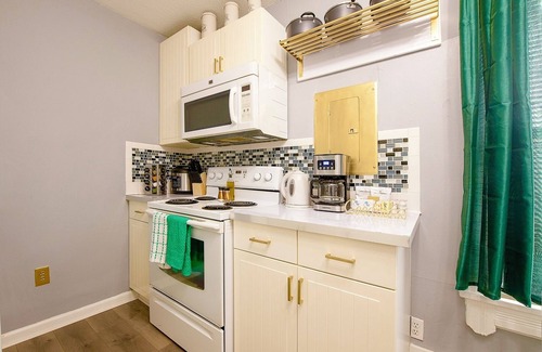 Tremont House | Emerald Oasis: Stunning Tremont 1BR Upper Unit by Christmas Story House | Parking 7 Min to Downtown