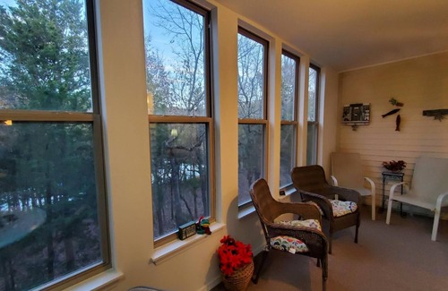 Hollister Condo | Emerald Pointe~Lakefront~Walk-In~3 Kings