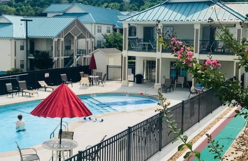Hollister Condo | Emerald Pointe~Lakefront~Walk-In~3 Kings