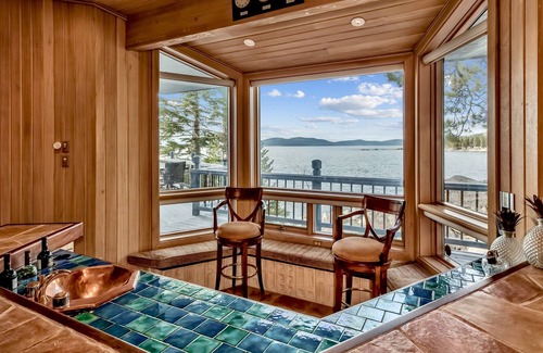 Glenbrook House | Emerald Waters absolute hidden Lakefront LX2