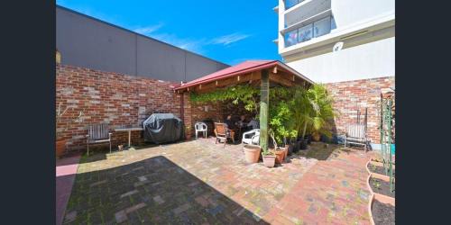 Perth Hostel | Emu Backpackers Perth - note - Valid Passport required for check in