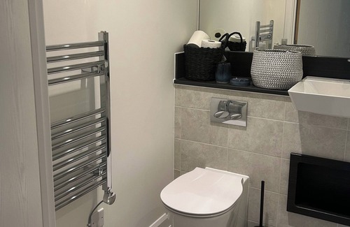College Park and Old Oak Apartment | En-suite double room close to central london