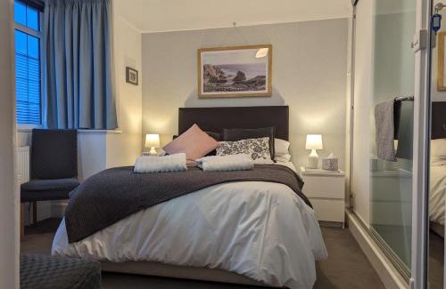 New Forest District House | En-suite nook near forest & sea, great value with fridge, microwave and TV