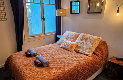 Amsterdam City Centre Bed & Breakfast | En-suite room in historic Canalhouse from 1729