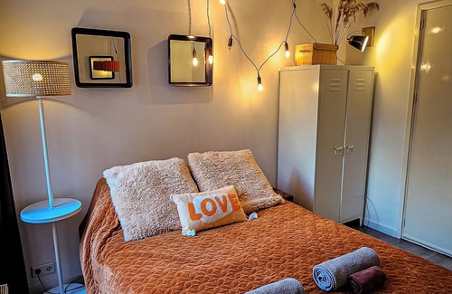 Amsterdam City Centre Bed & Breakfast | En-suite room in historic Canalhouse from 1729
