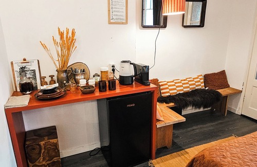 Amsterdam City Centre Bed & Breakfast | En-suite room in historic Canalhouse from 1729