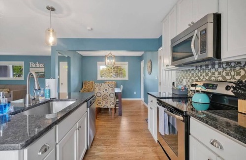 Wilmington House | Enchanted Blues ~ Near UNCW, 2 Miles to Beach, Bikes