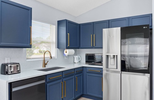 Eagle Pointe South House | Enchanted Disney Castle Heated Pool+EV Charger, 10min to WDW, Private Home w/DW
