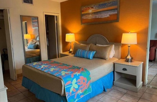 Hollywood South Central Beach Resort | Enchanted Isle Resort 1 Bedroom Kitchen sleeps 4n Avail week Oct 25-Nov 1