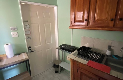 Constant Spring Apartment | Enchanting apartment with AC in Kingston, Hot water