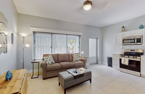 Indian Shores Condo | Enchanting condo with full kitchen, enclosed yard, & washer/dryer