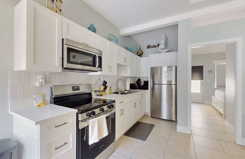 Indian Shores Condo | Enchanting condo with full kitchen, enclosed yard, & washer/dryer