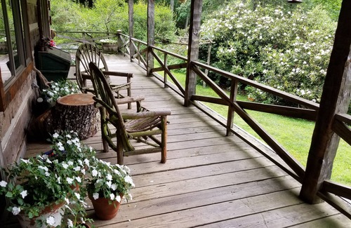 Boone Cabin | ENCHANTING LOG CABIN