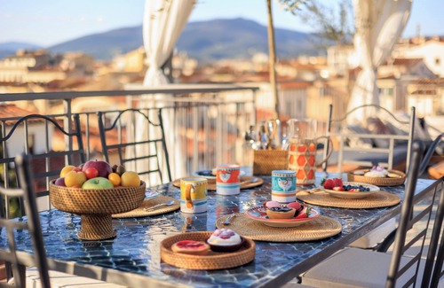 Santo Spirito Apartment | ENCHANTING PENTHOUSE 360° Panoramic View in the Heart of Florence.