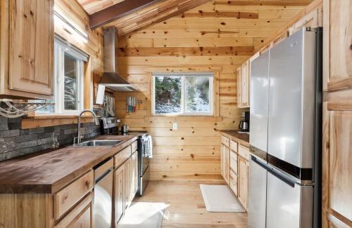 Arnold House | Enchanting Swiss Chalet-Style Cabin