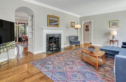 Midtown House | Enchanting Washington Ave Retreat w/ Parking and Yard by Lucky Savannah