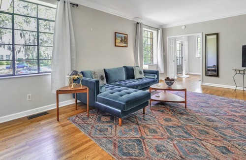 Midtown House | Enchanting Washington Ave Retreat w/ Parking and Yard by Lucky Savannah