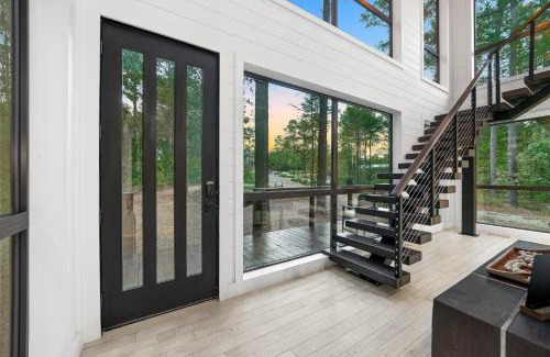 Hochatown House | Enchanting Waterfront Cabin w Private Boardwalk