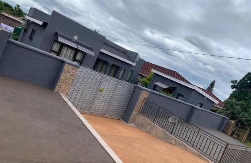 UPhongolo House | Encome Guest house