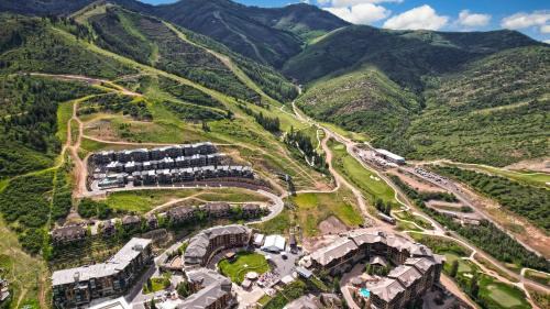 Park City House | Encore by AvantStayMinutes from the Slopes in PC w Hot Tub