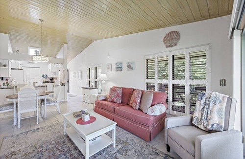 Marco Island Condo | End unit condo w/two pools and steps to beach