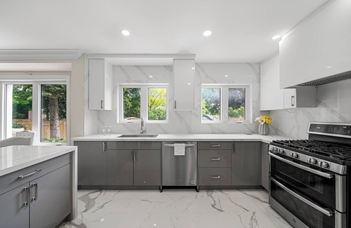 Newtonbrook House | Endless Comfort Awaits In This Poolside Hideaway!nTranquility meets