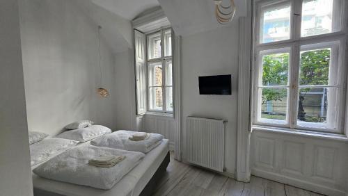 Erzsebetvaros Apartment | ENDOR - 4 bedrooms, 5 bathrooms, 1 livingroom with kitchen