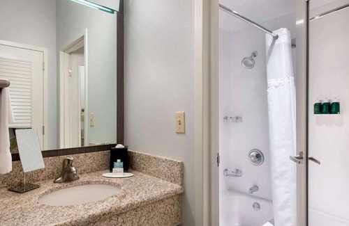 Middletown Hotel | Enjoy 2 Modern Units, Perfect for Groups! Indoor & Outdoor Pools, Pets Allowed!