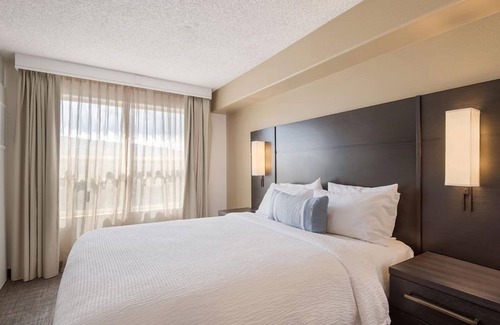 Reno/Tahoe Airport Resort | Enjoy a Hassle-Free and Suiting Stay! 2 Modern Units, Full Kitchen, Pets Allowed