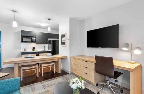 East Congress Hotel | Enjoy a Hassle-Free Stay! 4 Relaxing Units, Near Austin Museum of Art
