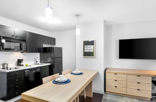 East Congress Hotel | Enjoy a Hassle-Free Stay! 4 Relaxing Units, Near Austin Museum of Art